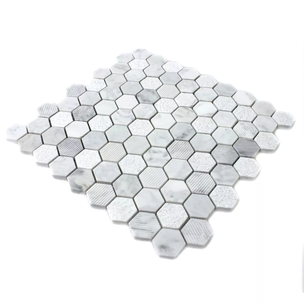 Muster von Mosaikfliesen Hexagon Naturstein Carrara Weiss