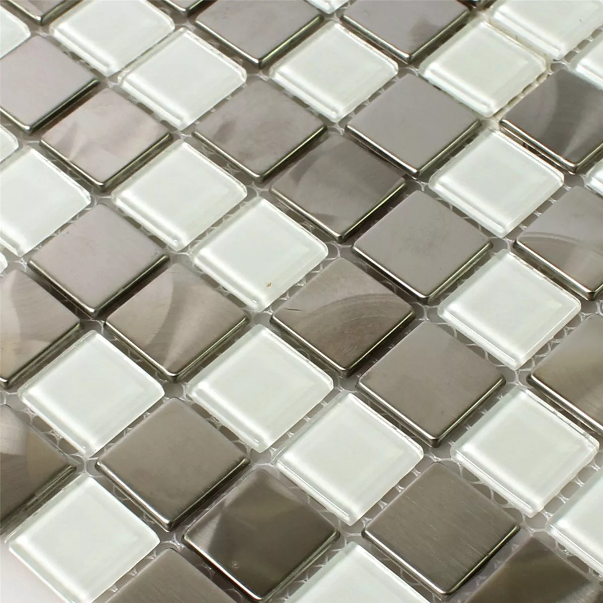 Muster von Mosaikfliesen Edelstahl Glas Weiss Silber Mix
