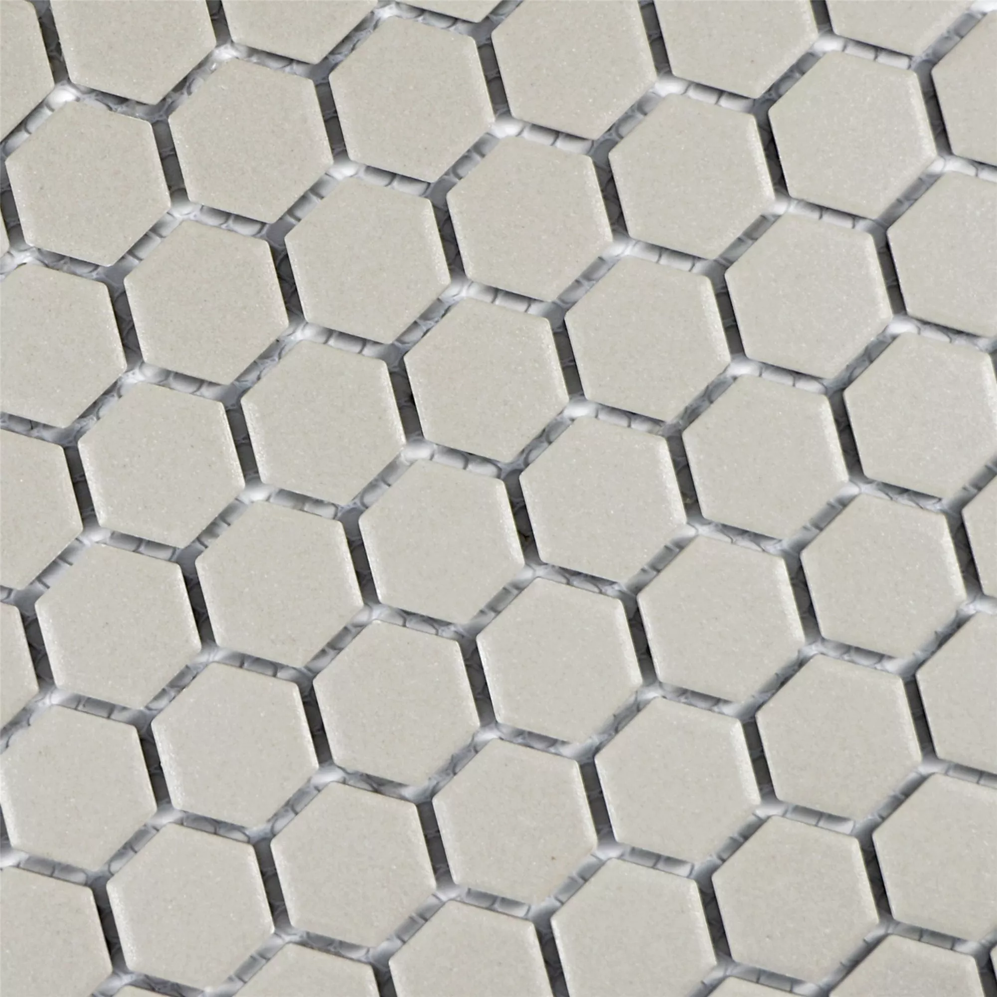 Muster von Keramik Mosaikfliesen Hexagon Zeinal Unglasiert Hellgrau R10B