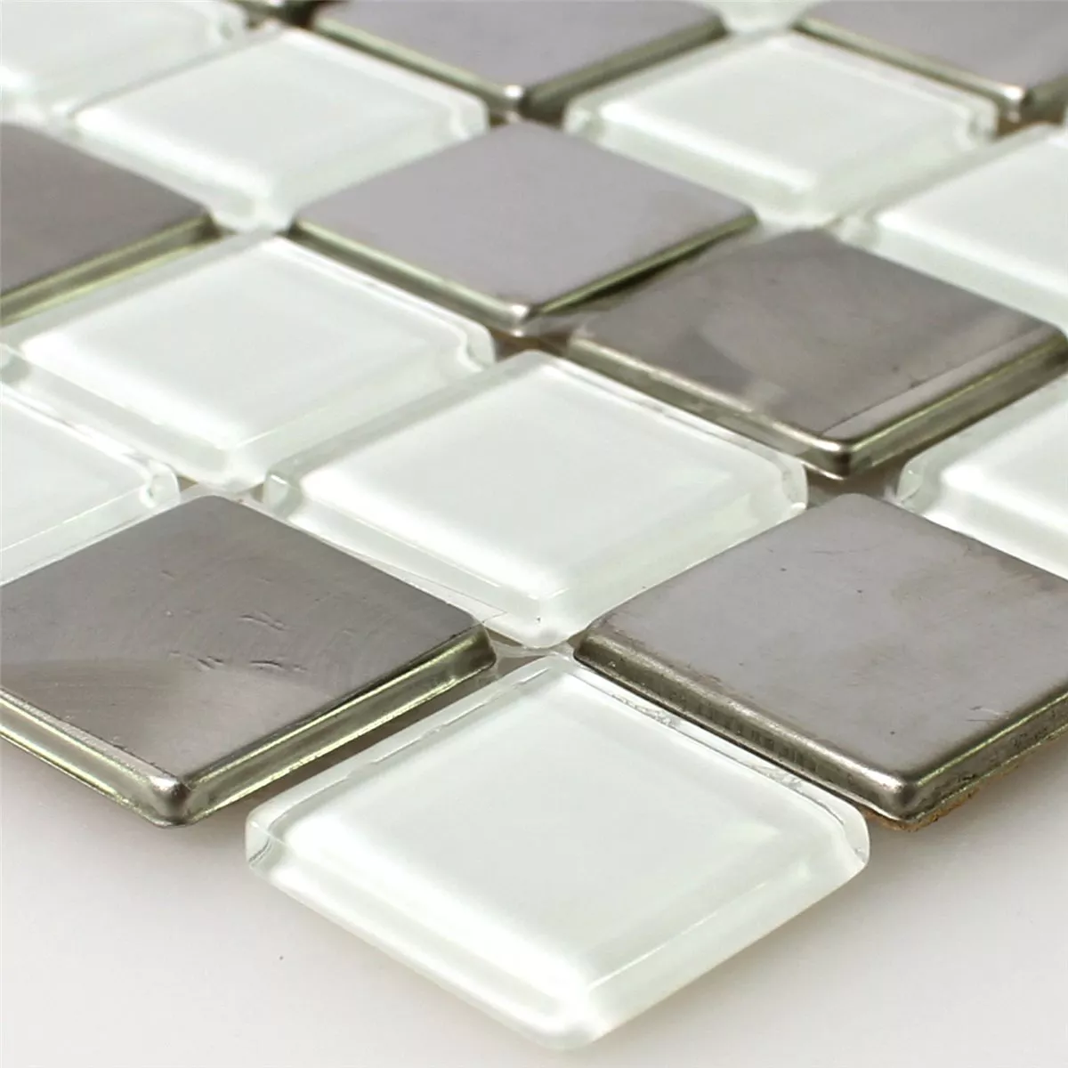 Muster von Mosaikfliesen Edelstahl Glas Weiss Silber Mix
