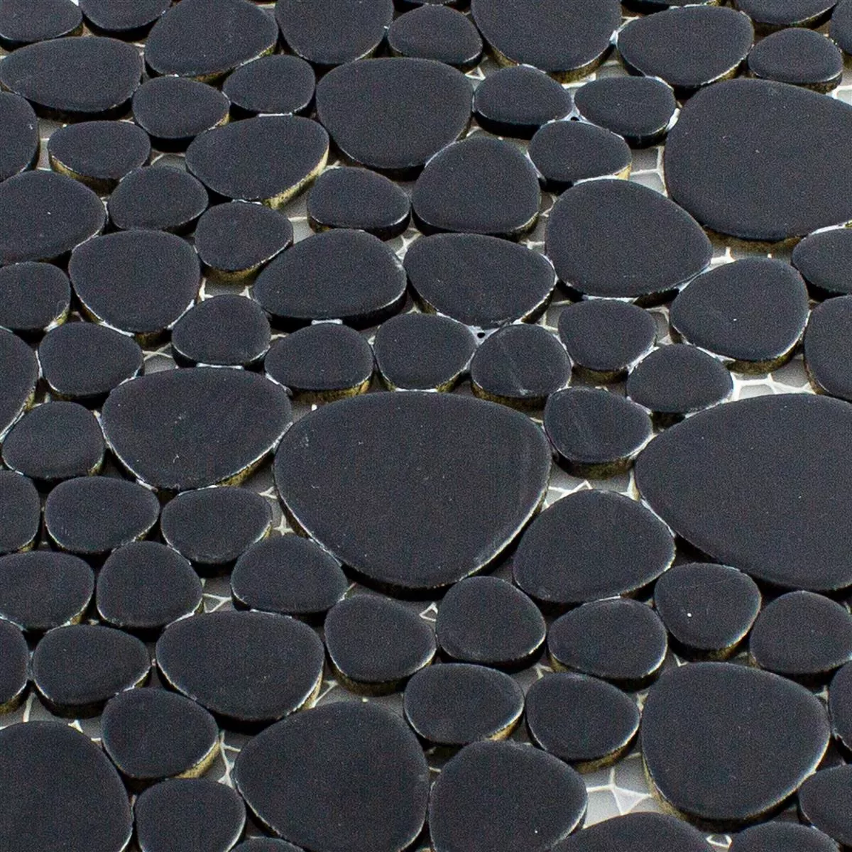 Muster von Keramik Kiesel Mosaik Sabah Schwarz Matt
