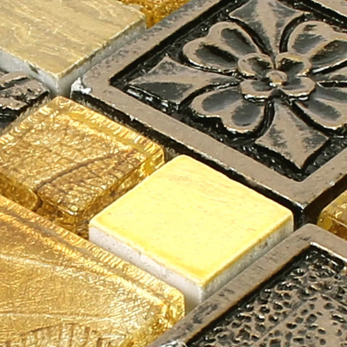 Muster von Mosaikfliesen Levanzo Glas Resin Ornament Mix Gold